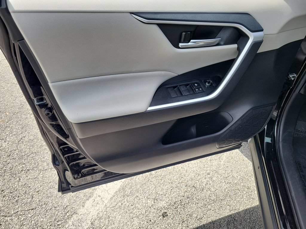 Used 2021 Toyota RAV4 XLE FWD image 19