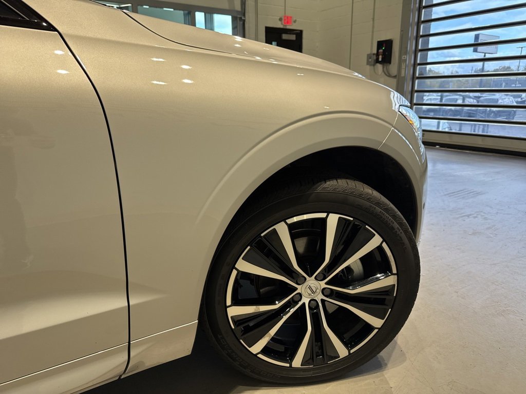 Used 2025 Volvo XC60 B5 Plus image 4