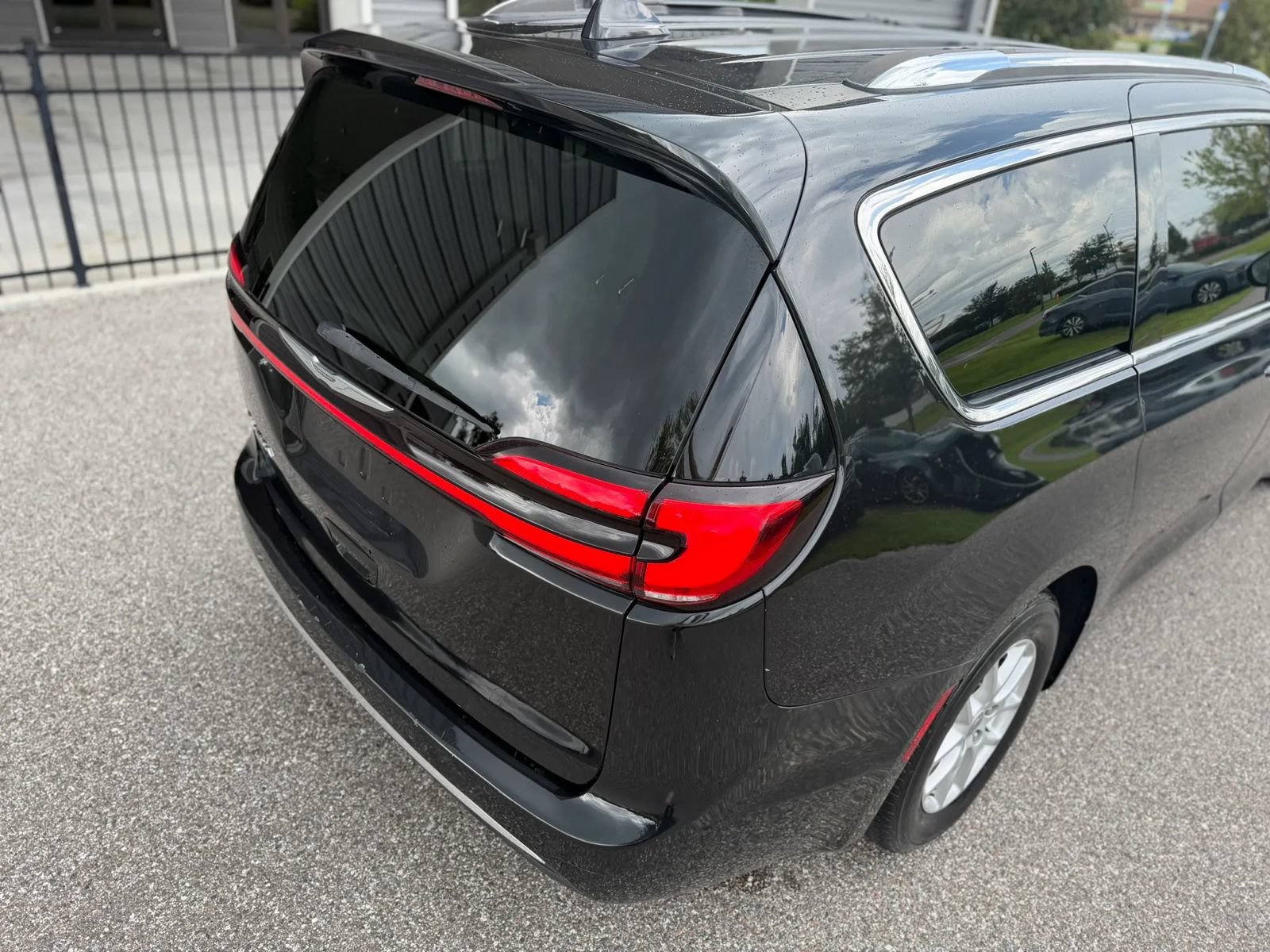 Used 2021 Chrysler Pacifica Touring-L FWD image 9