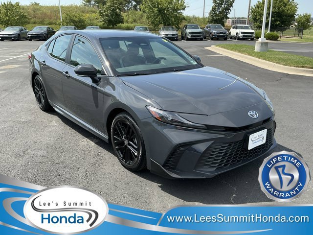 Used 2025 Toyota Camry SE FWD image 1