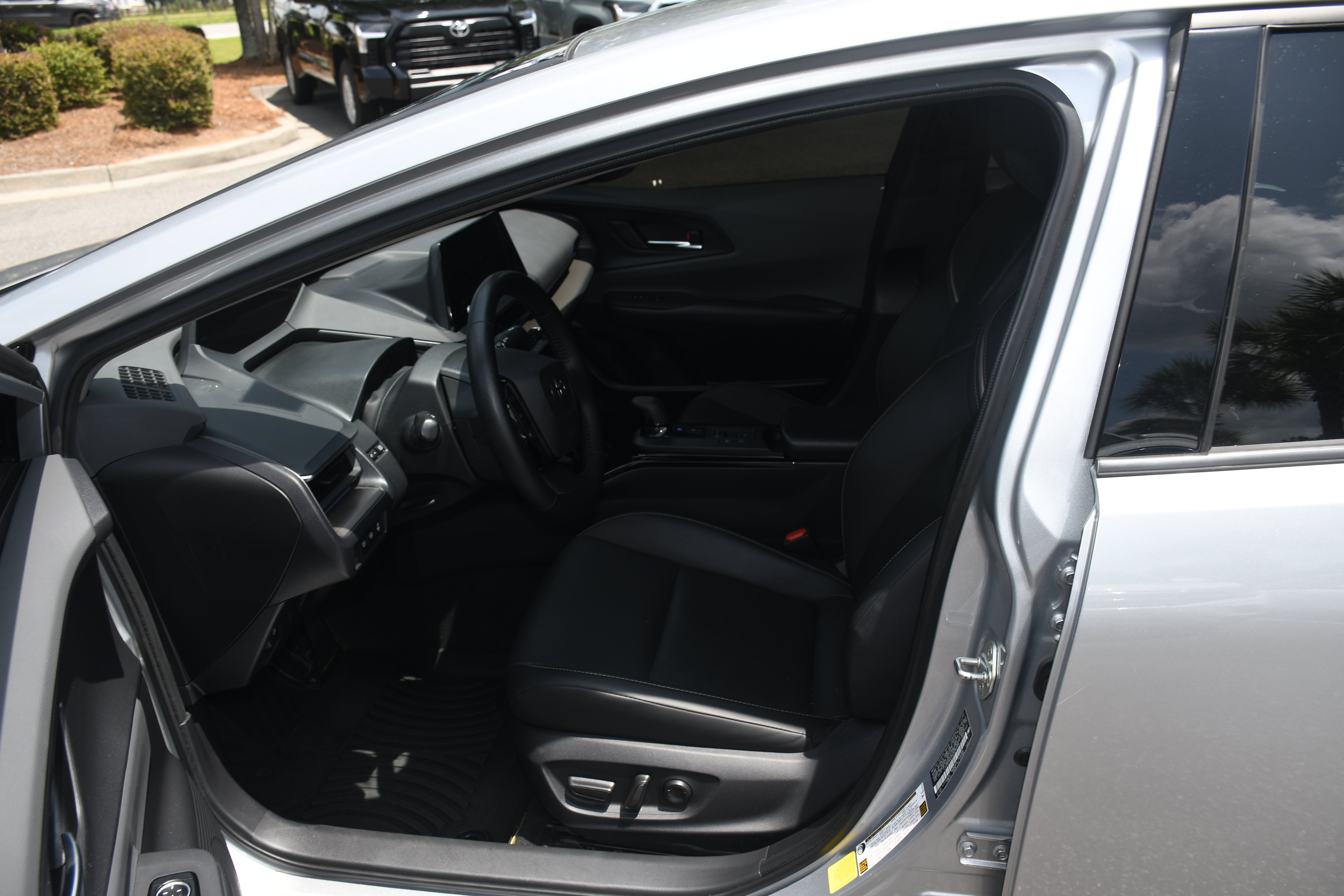 Used 2024 Toyota Prius XLE FWD image 7