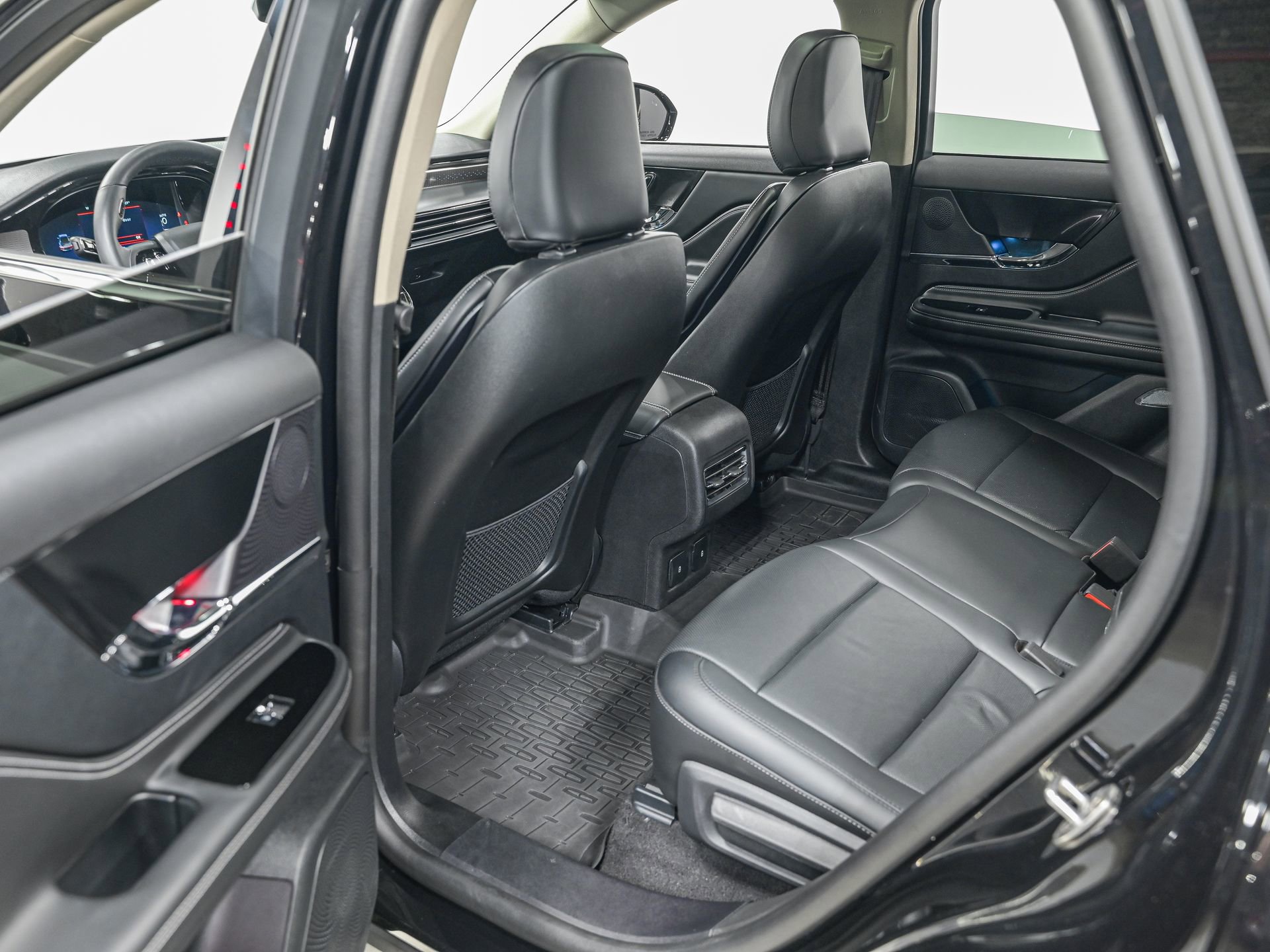 Used 2025 Lincoln Corsair Grand Touring w/ Equipment Group 301A image 27