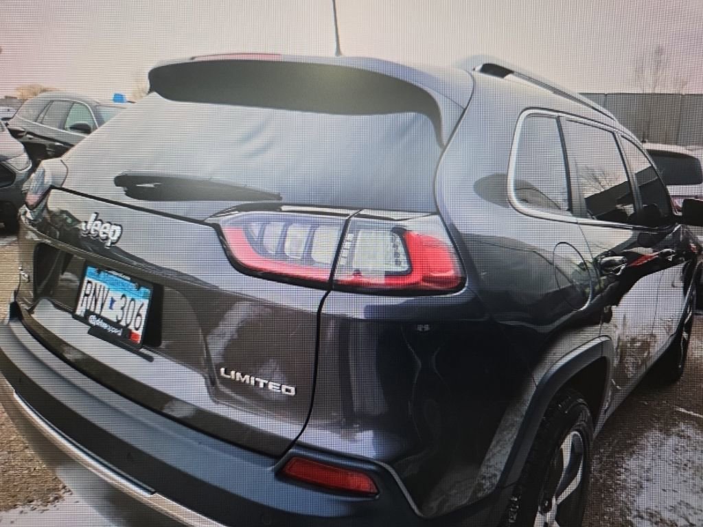 Used 2019 Jeep Cherokee Limited image 3