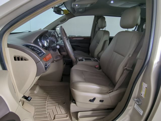 Used 2013 Chrysler Town & Country Touring FWD image 18