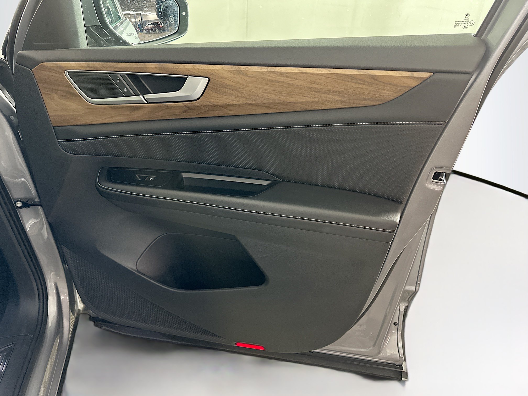 Used 2025 Volkswagen Atlas SE FWD image 34