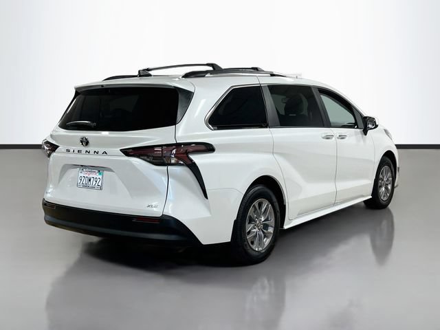Used 2026 Toyota Sienna XLE FWD image 7