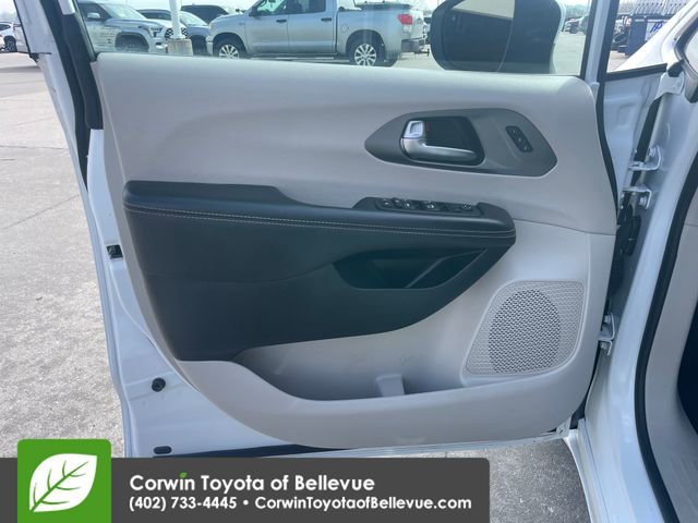 Used 2023 Chrysler Pacifica Touring-L image 18