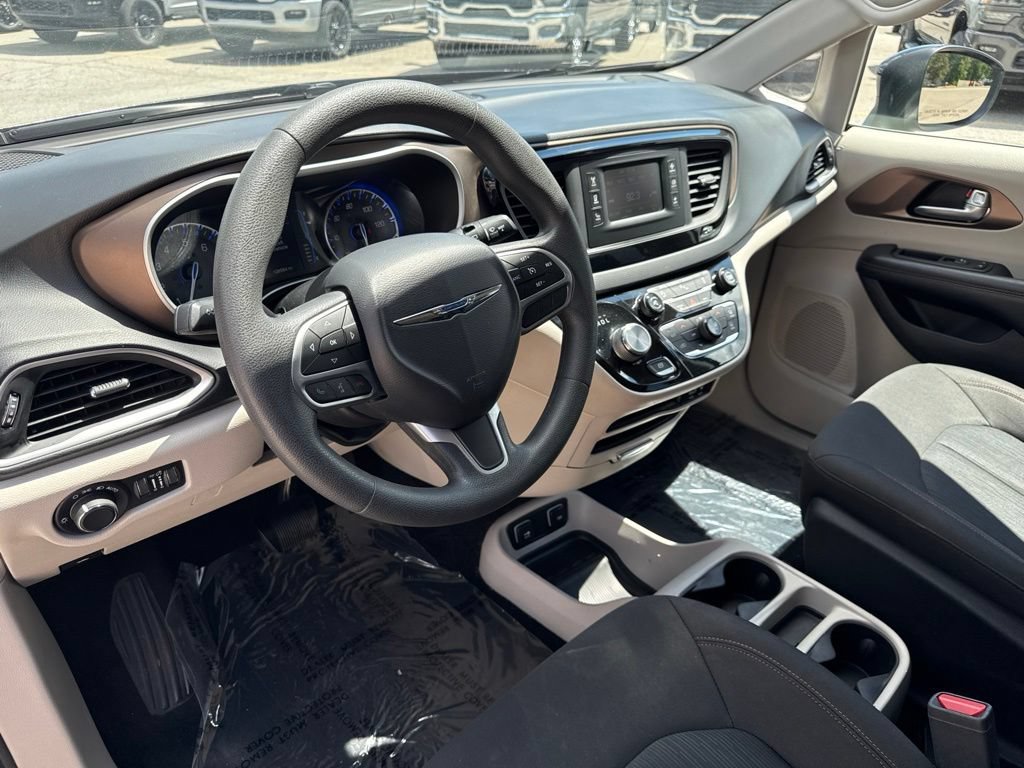 Used 2017 Chrysler Pacifica Touring FWD image 2