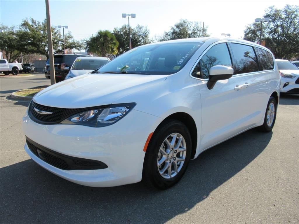 Used 2022 Chrysler Voyager LX image 3