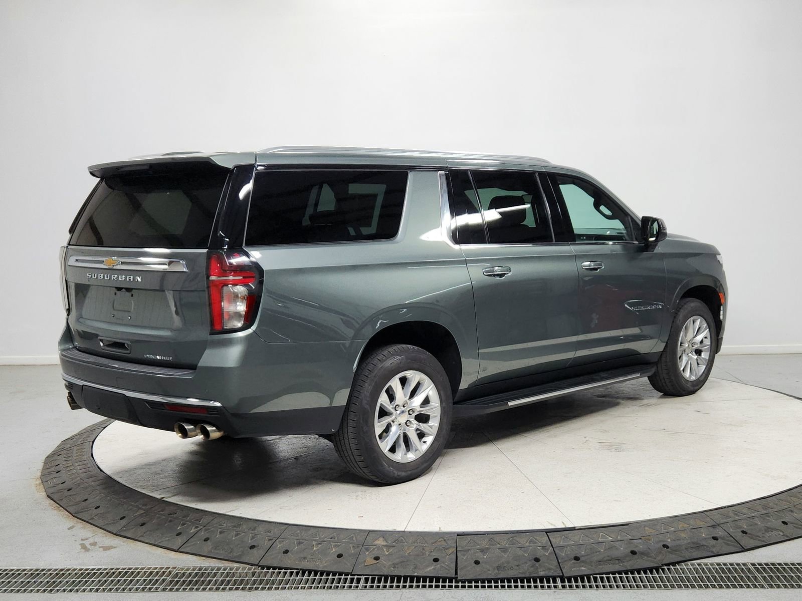 Used 2023 Chevrolet Suburban Premier image 7