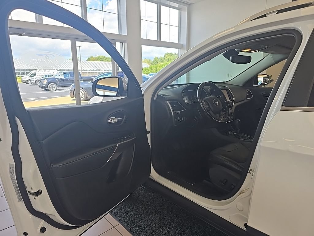 Used 2019 Jeep Cherokee Limited AWD/4WD image 13