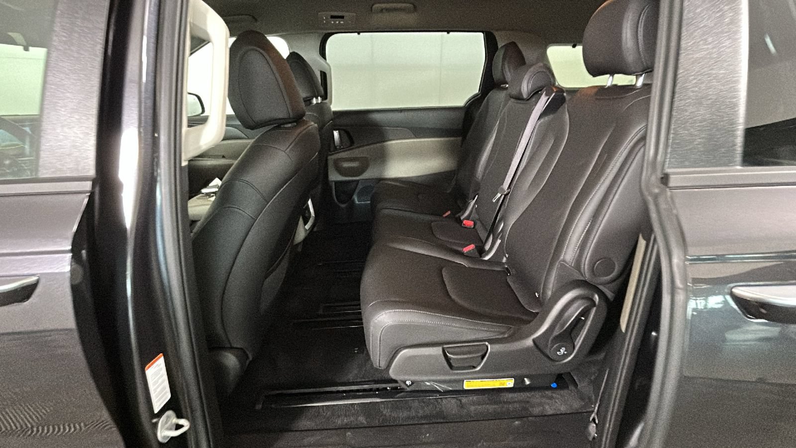 Used 2026 Kia Carnival EX FWD image 30