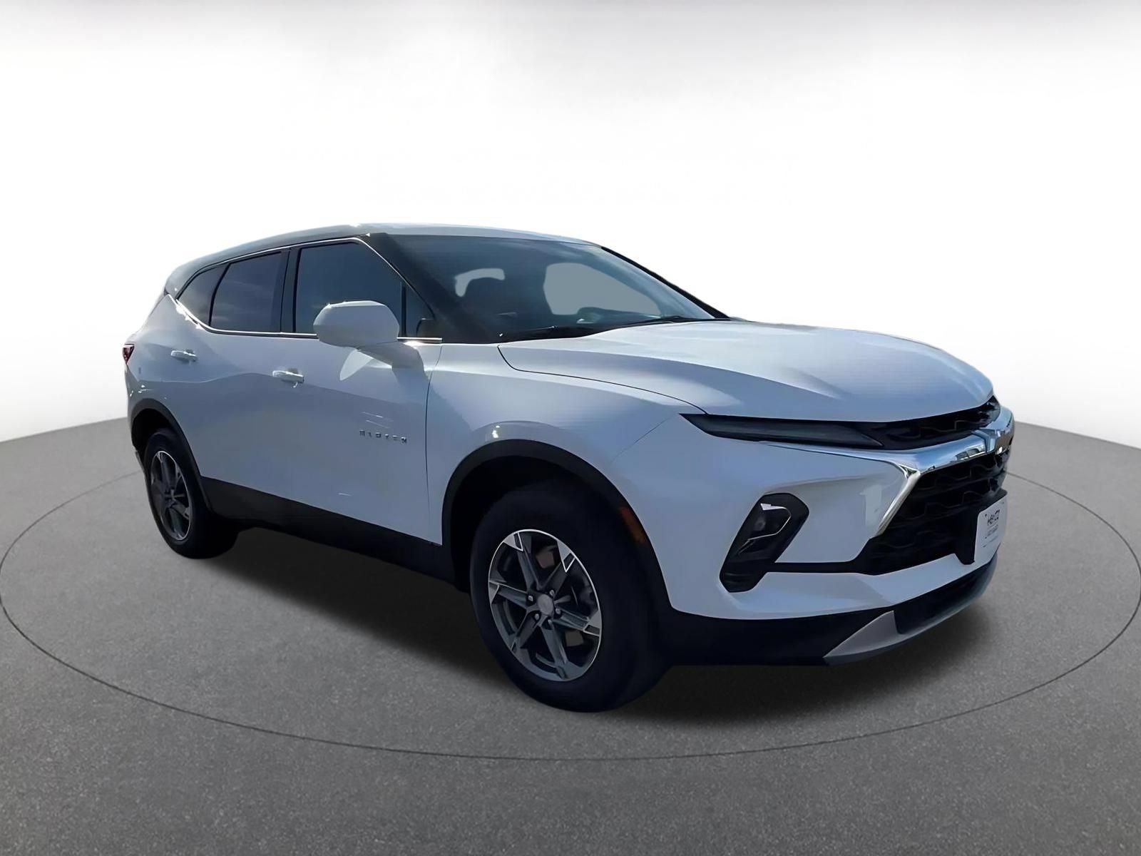 Used 2026 Chevrolet Blazer LT FWD image 2