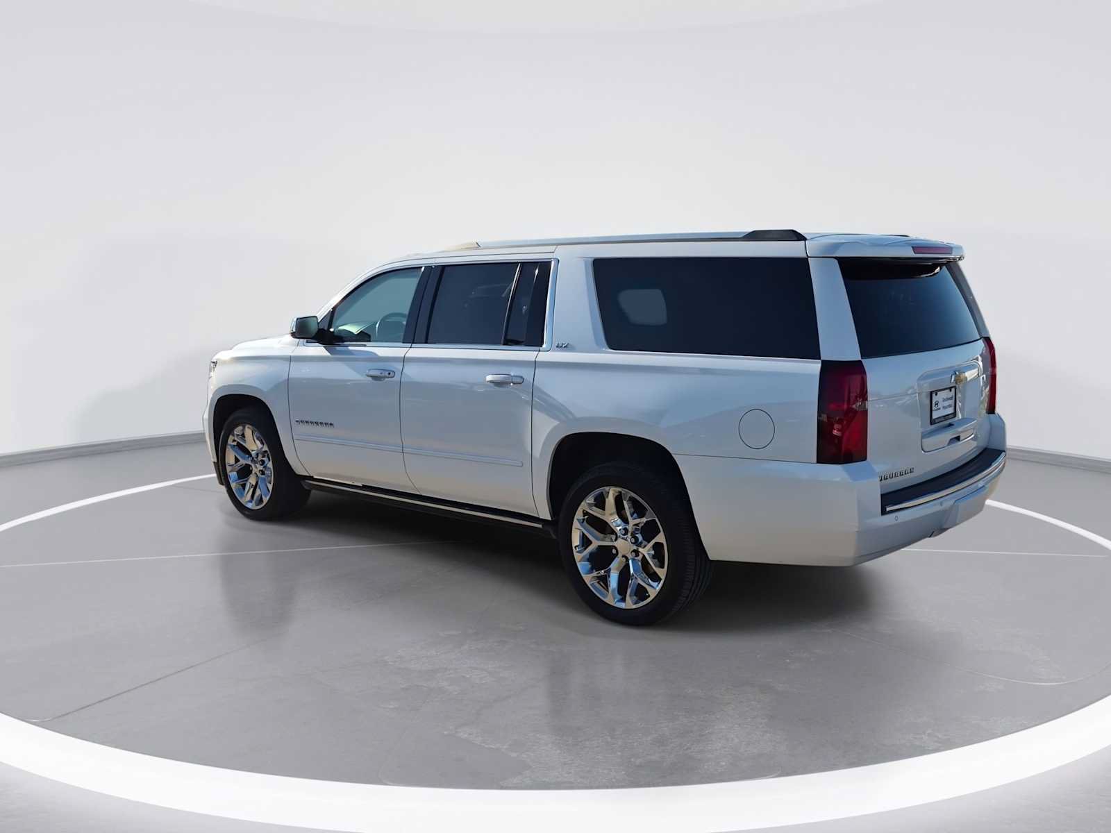 Used 2016 Chevrolet Suburban LTZ RWD image 6