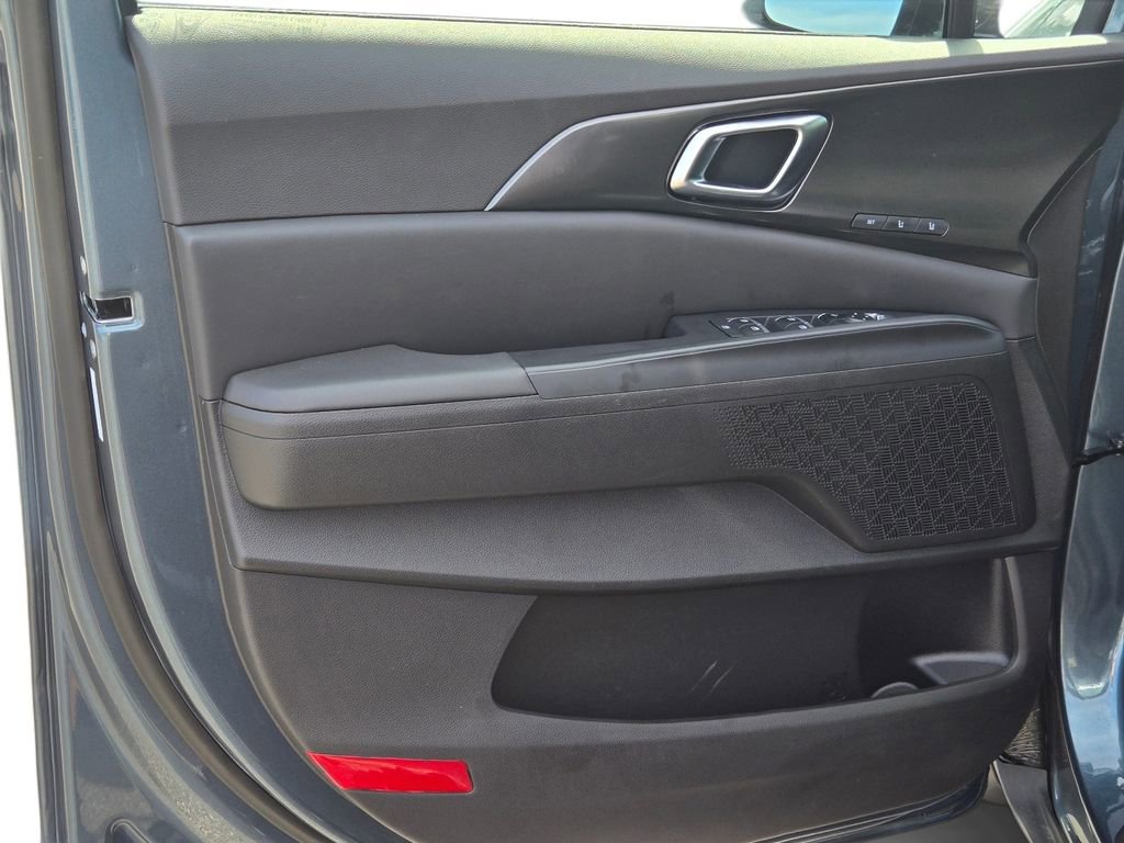 Certified 2025 Kia Carnival SX w/ SX Dark Edition Package image 15