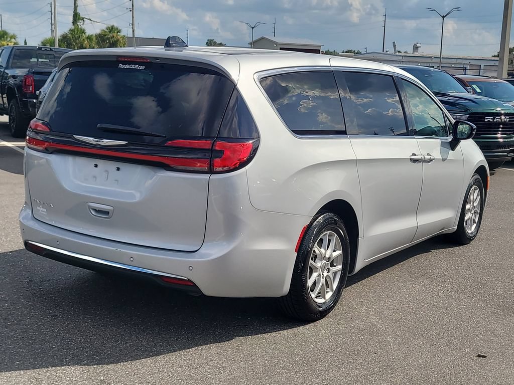 Used 2024 Chrysler Pacifica Touring-L FWD image 6