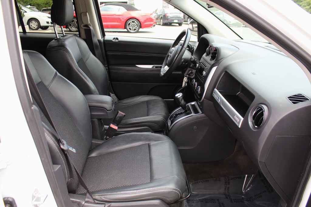 Used 2017 Jeep Compass Latitude FWD image 29