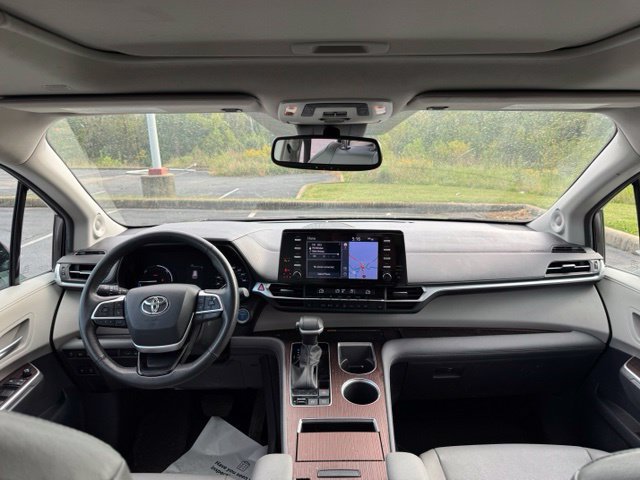 Used 2024 Toyota Sienna XLE w/ XLE Plus Package AWD/4WD image 18