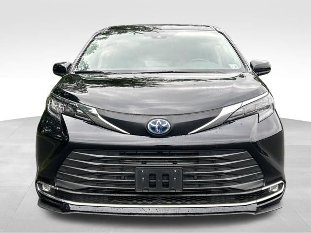 Used 2024 Toyota Sienna XLE w/ XLE Plus Package AWD/4WD image 13