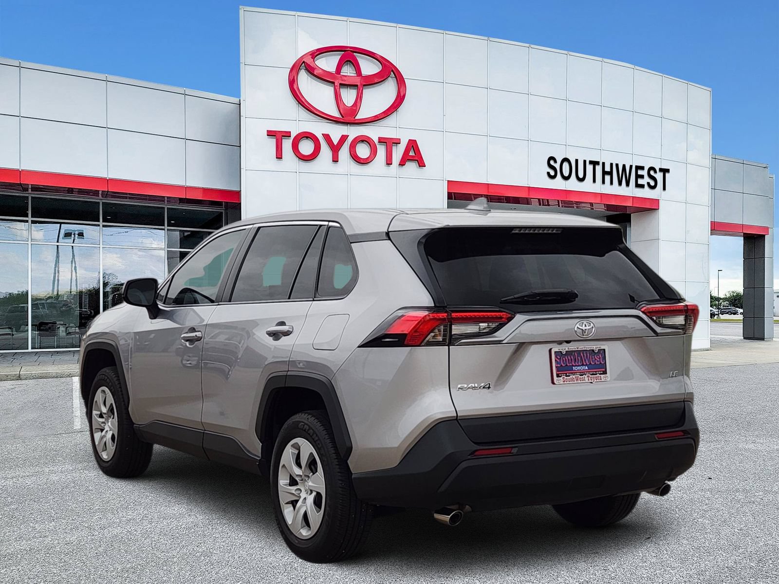 Used 2023 Toyota RAV4 XSE AWD/4WD image 4