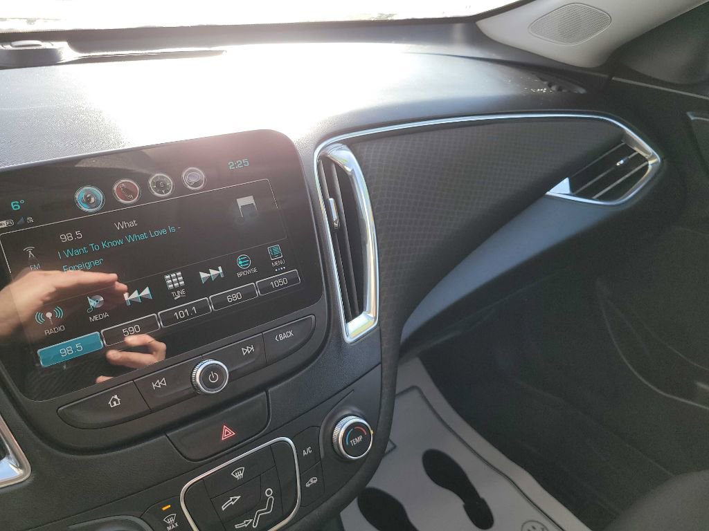 Used 2018 Chevrolet Malibu LT image 33