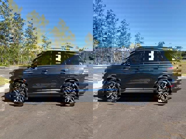 Used 2023 Lincoln Aviator Reserve RWD image 2