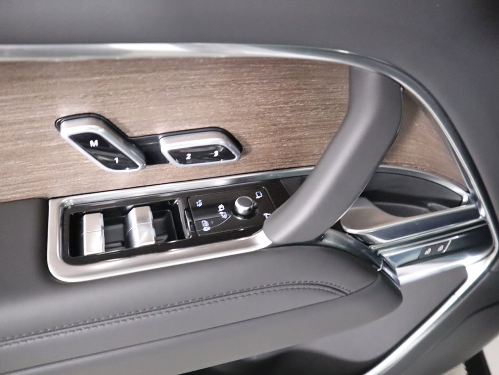 New 2025 Land Rover Range Rover Long Wheelbase SE image 24
