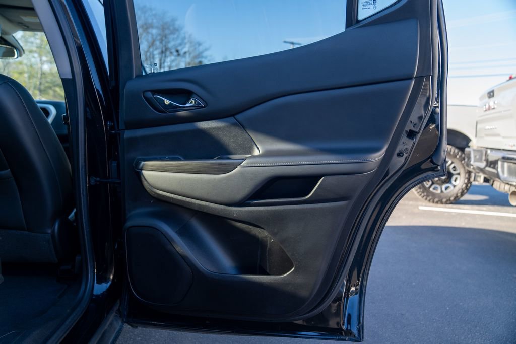 Used 2023 GMC Acadia SLT w/ Elevation Edition image 15