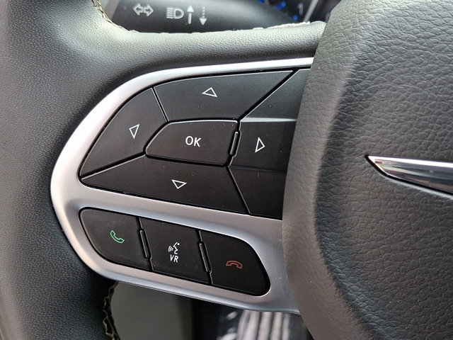 Used 2023 Chrysler Pacifica Touring-L image 21