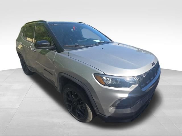 Used 2023 Jeep Compass Latitude w/ Sun and Sound Group AWD/4WD image 9