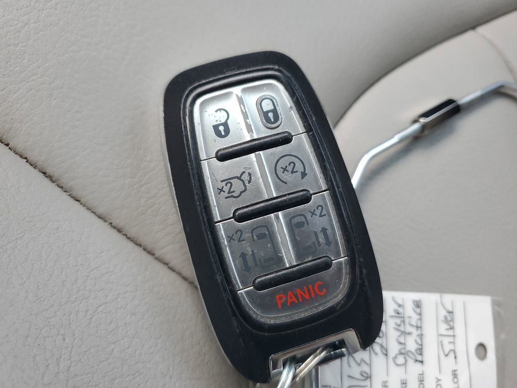 Used 2017 Chrysler Pacifica Touring-L w/ Tire & Wheel Group image 27