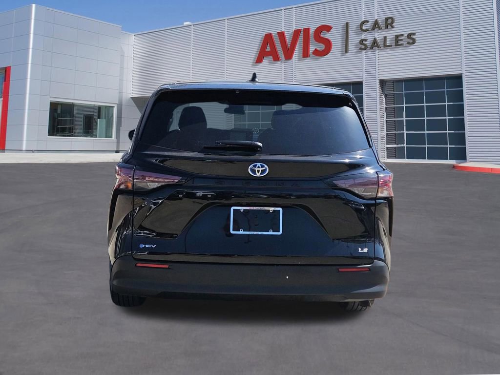 Used 2025 Toyota Sienna LE image 5