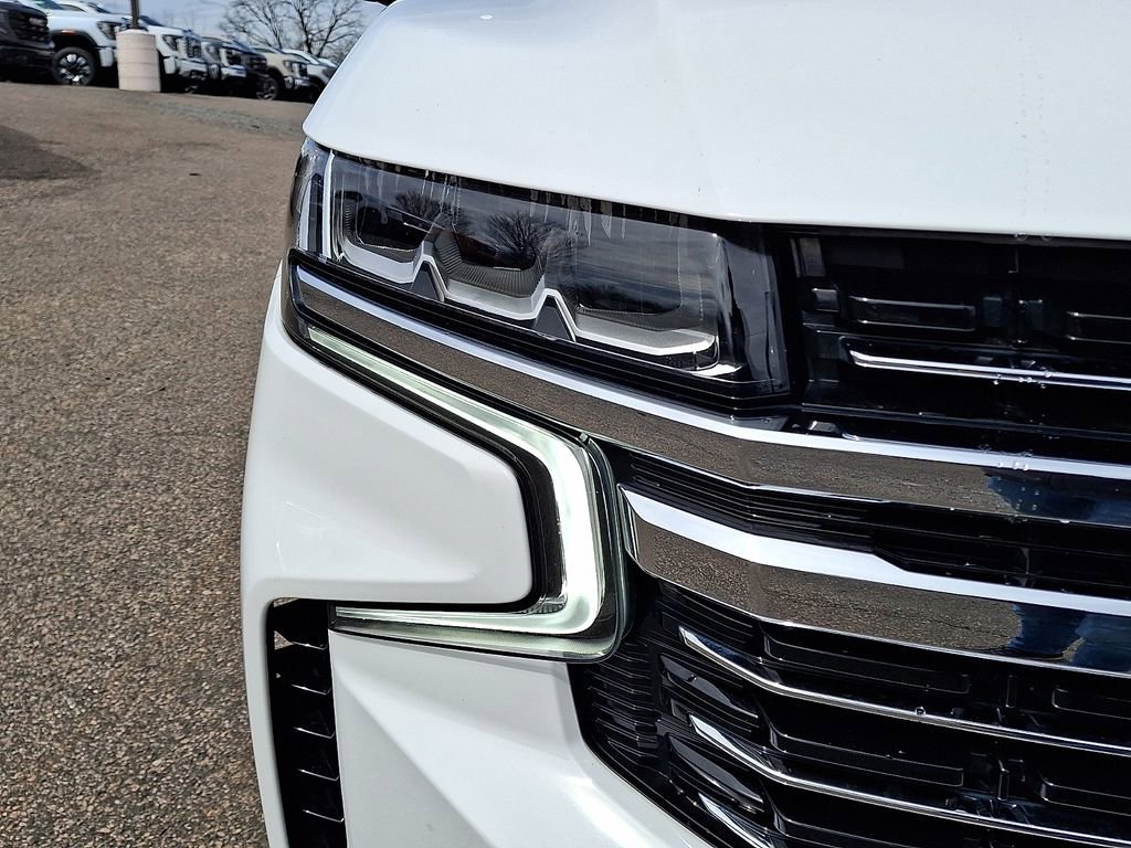 Used 2023 Chevrolet Suburban LT w/ Luxury Package image 12