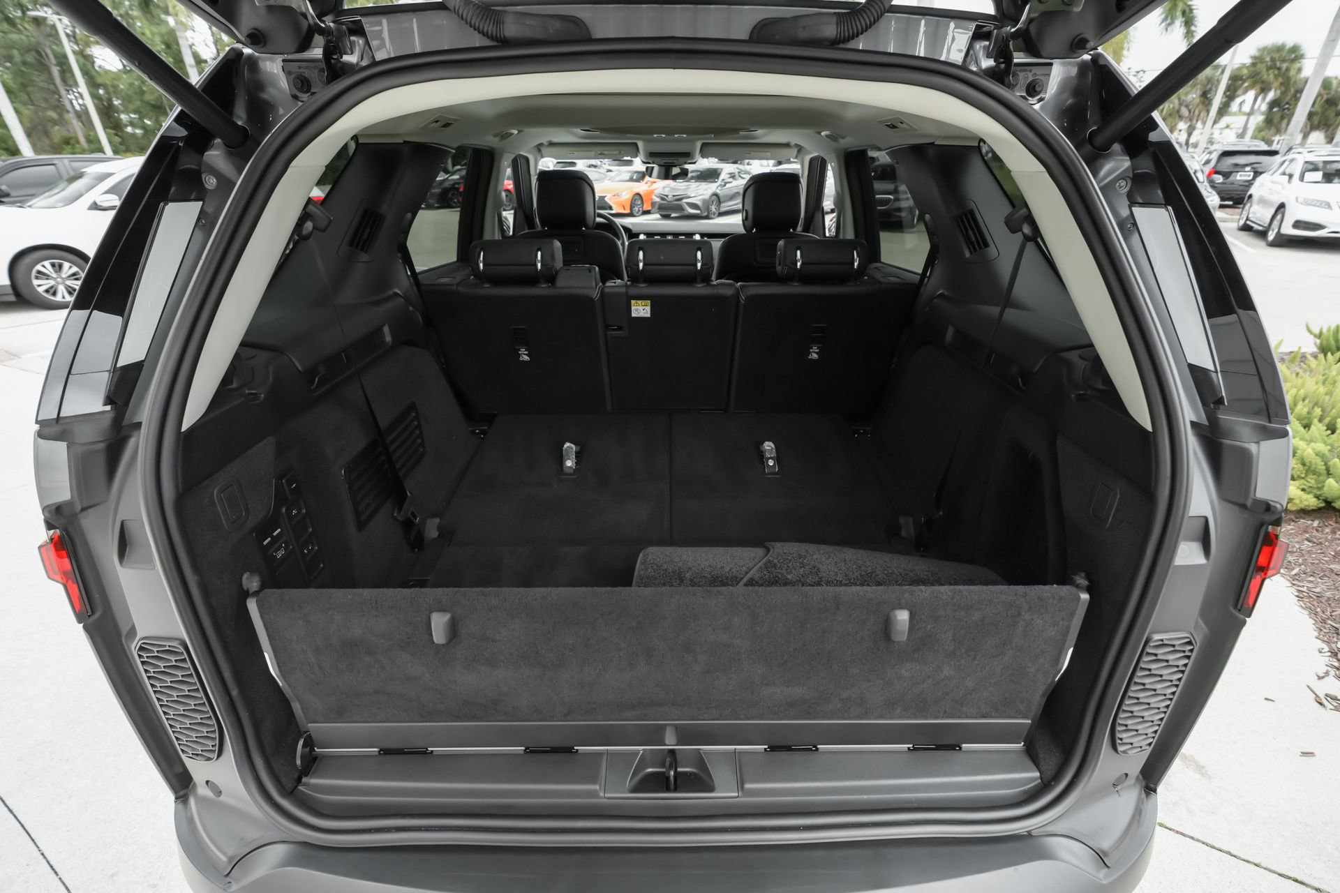 Used 2024 Land Rover Discovery S image 42