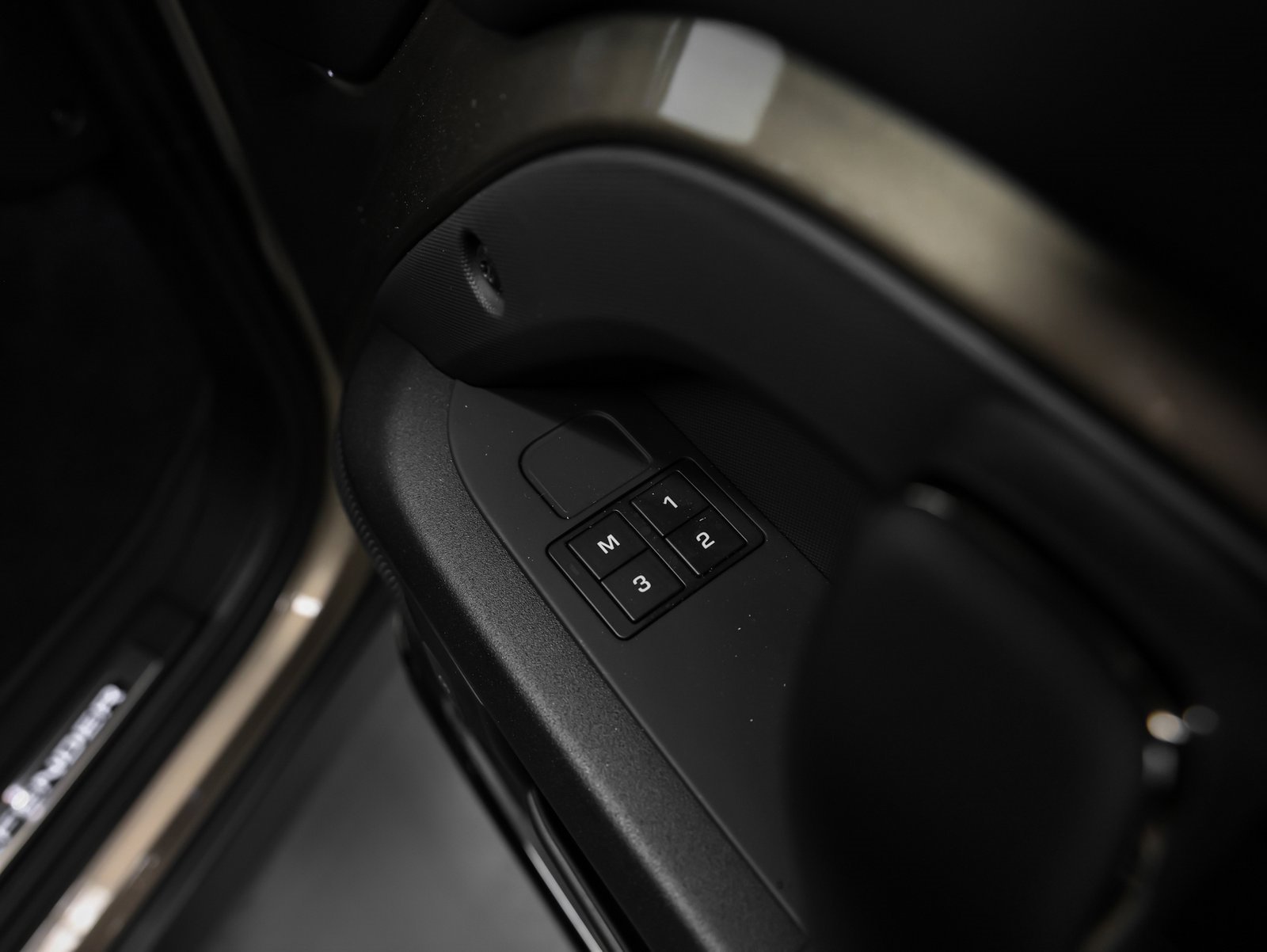 Used 2025 Land Rover Defender 110 image 22