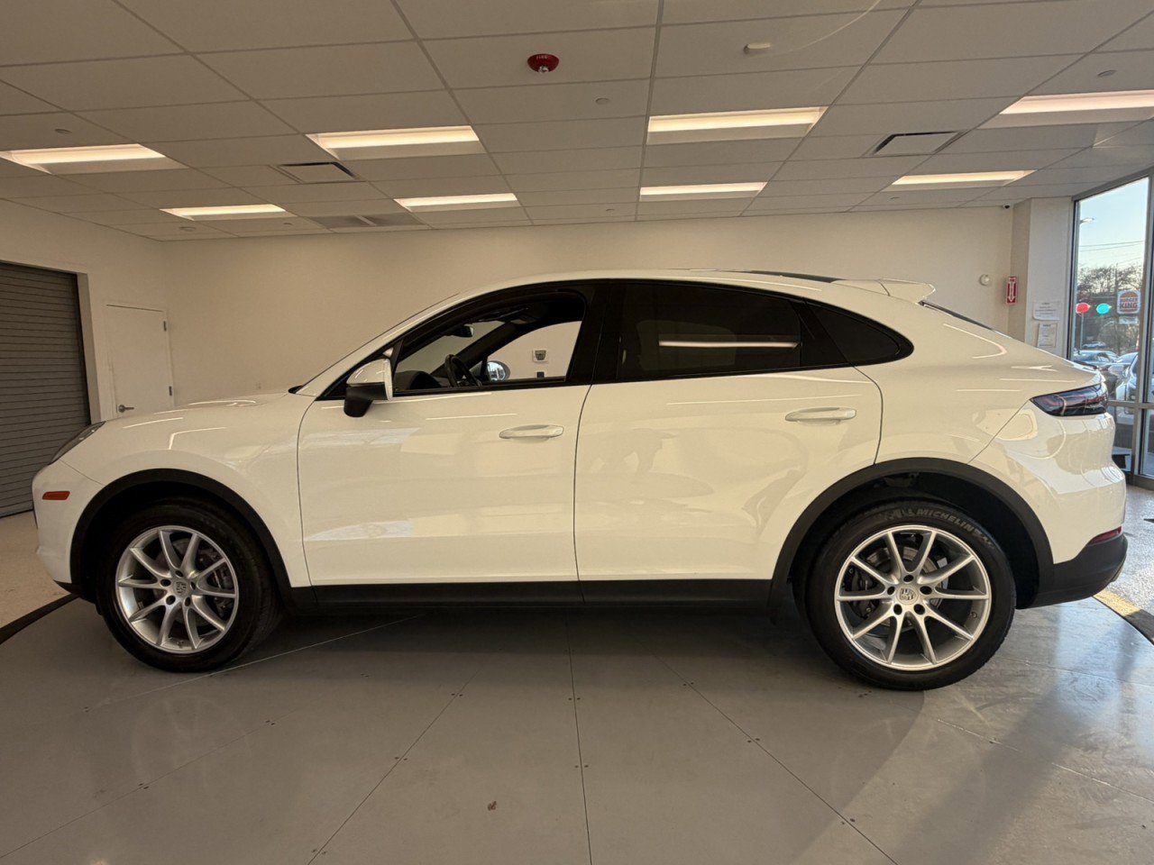 Used 2023 Porsche Cayenne Platinum Edition AWD/4WD image 4