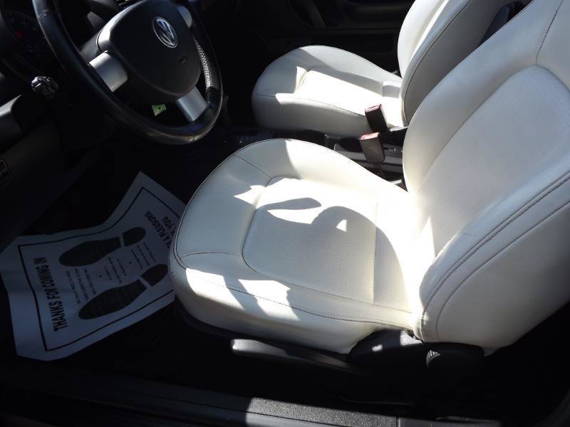 Used 2010 Volkswagen Beetle Convertible FWD image 13