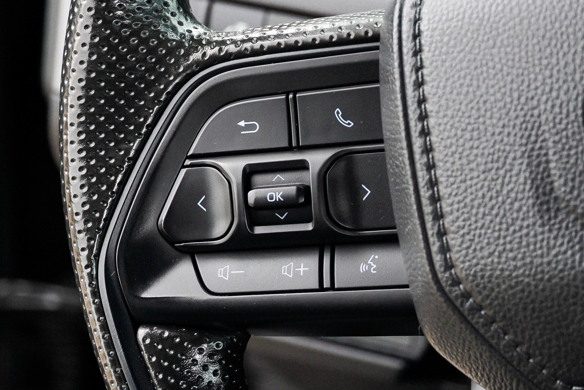 Certified 2025 Toyota Tacoma SR5 AWD/4WD image 32