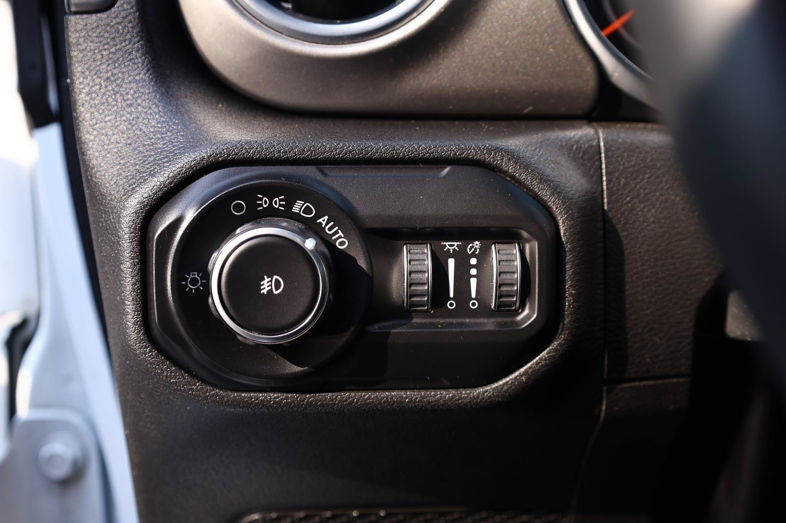 Used 2020 Jeep Wrangler Unlimited Sahara w/ Cold Weather Group AWD/4WD image 27