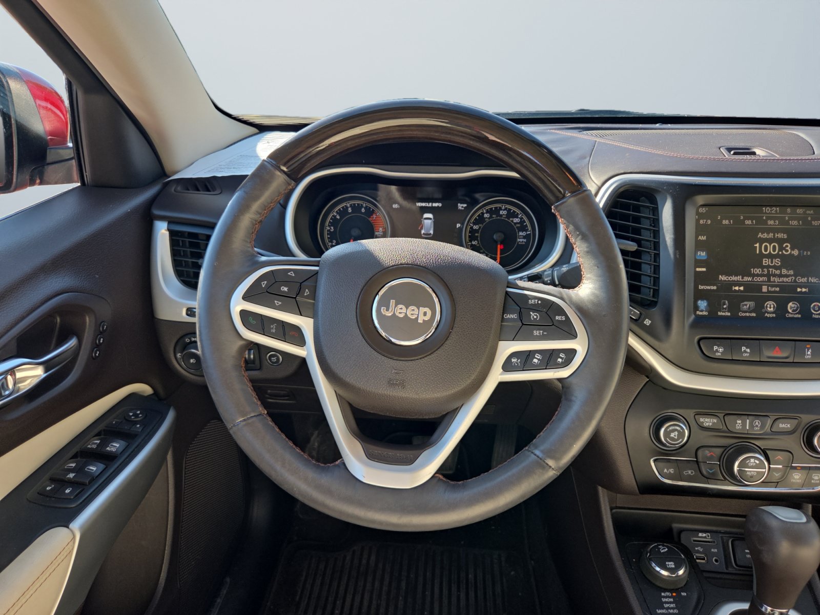 Used 2017 Jeep Cherokee Overland w/ Technology Group AWD/4WD image 13