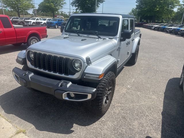 Used 2024 Jeep Gladiator Sport AWD/4WD image 1