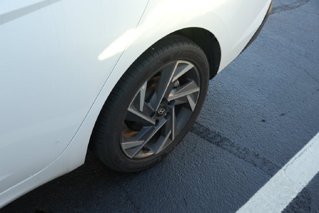 Used 2025 Hyundai Elantra SEL FWD image 13