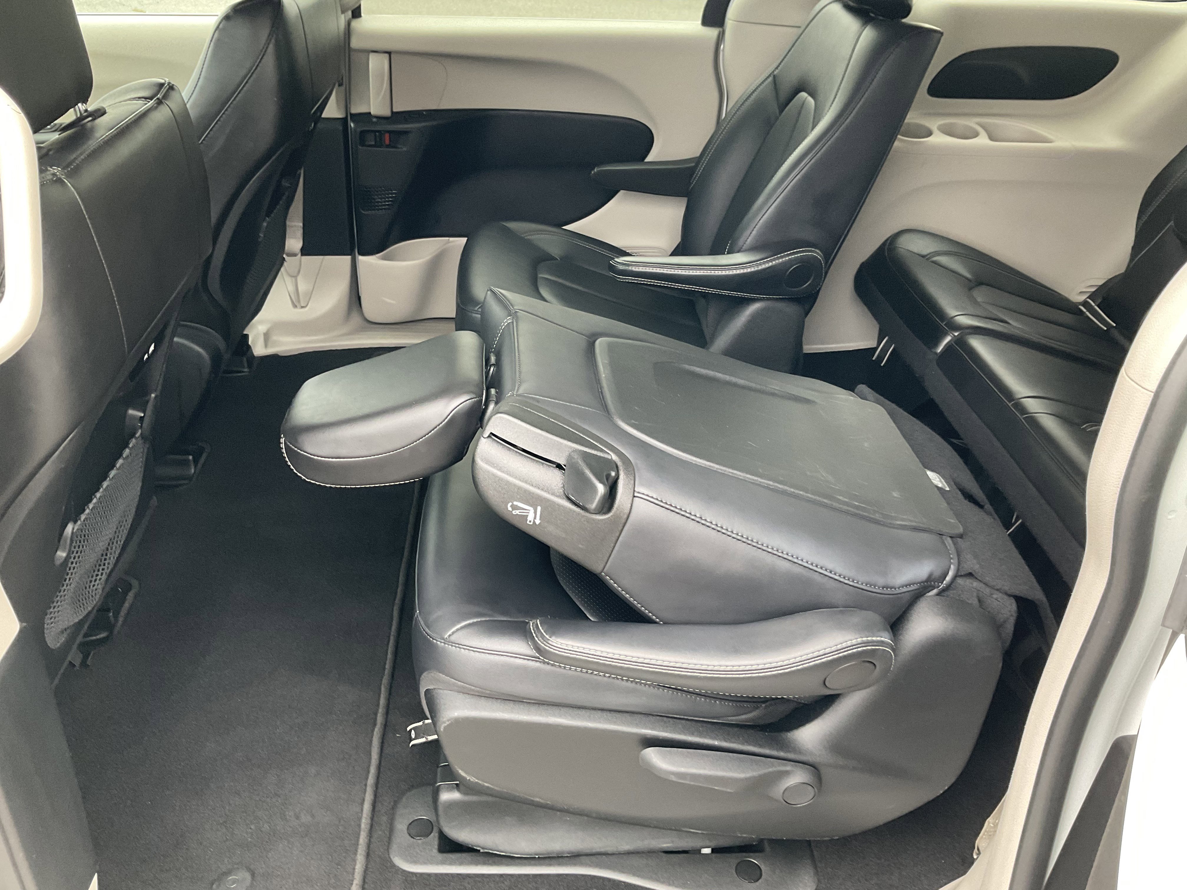 Used 2024 Chrysler Pacifica Select FWD image 41