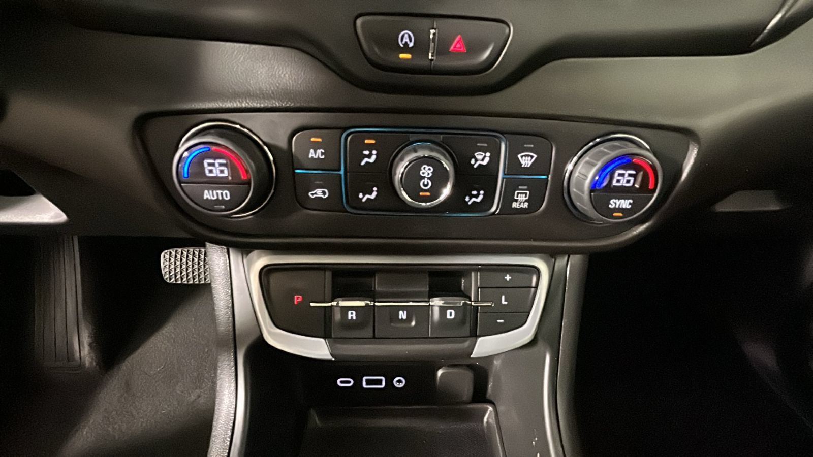 Used 2022 GMC Terrain SLE w/ Driver Convenience Package AWD/4WD image 26