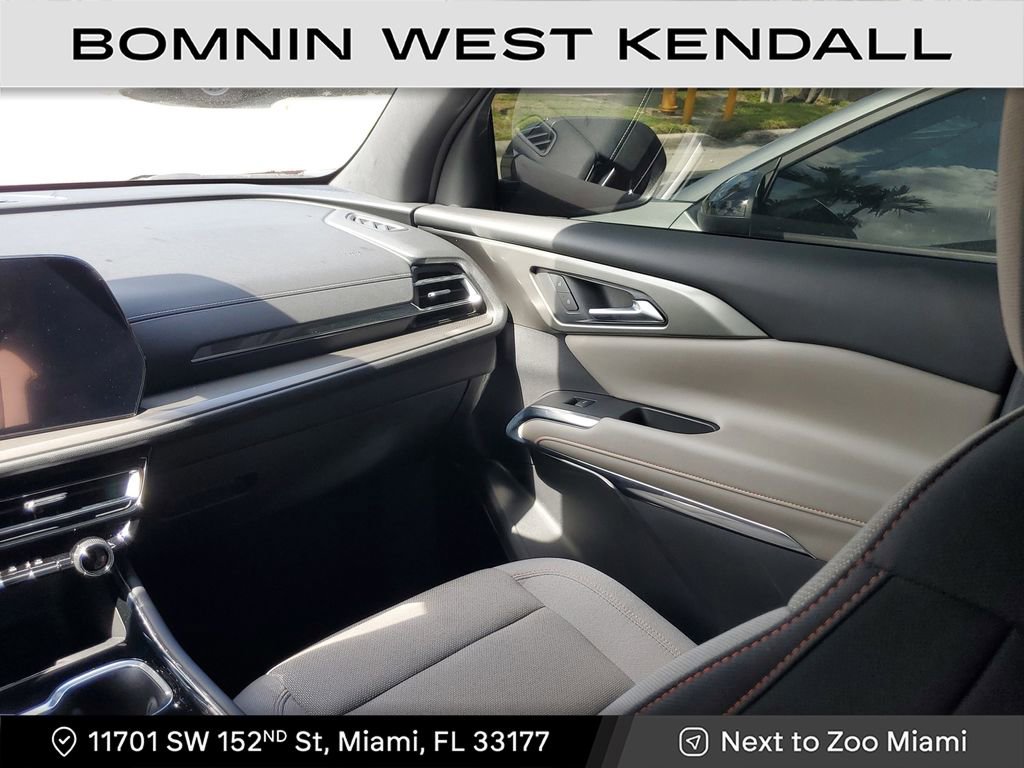 Used 2025 Chevrolet Traverse LT w/ Driver Confidence Package image 7