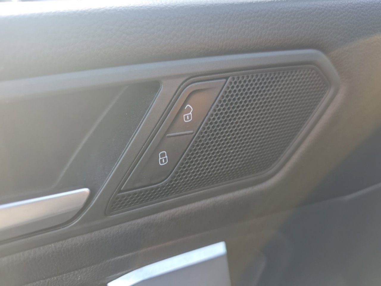 Used 2021 Volkswagen Tiguan SE image 27