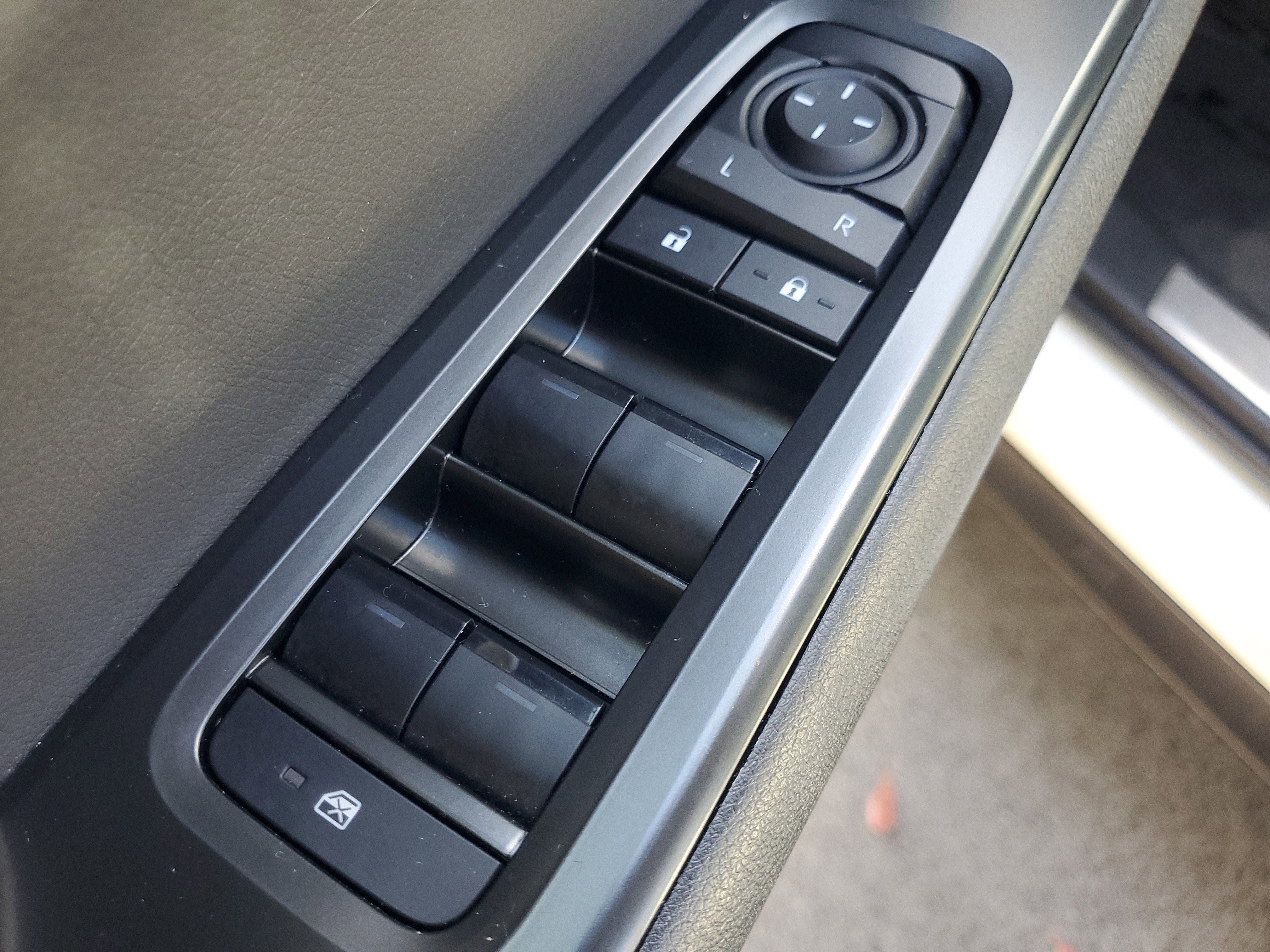 Used 2025 Lexus UX 300h FWD w/ Accessory Package (Z2) image 18