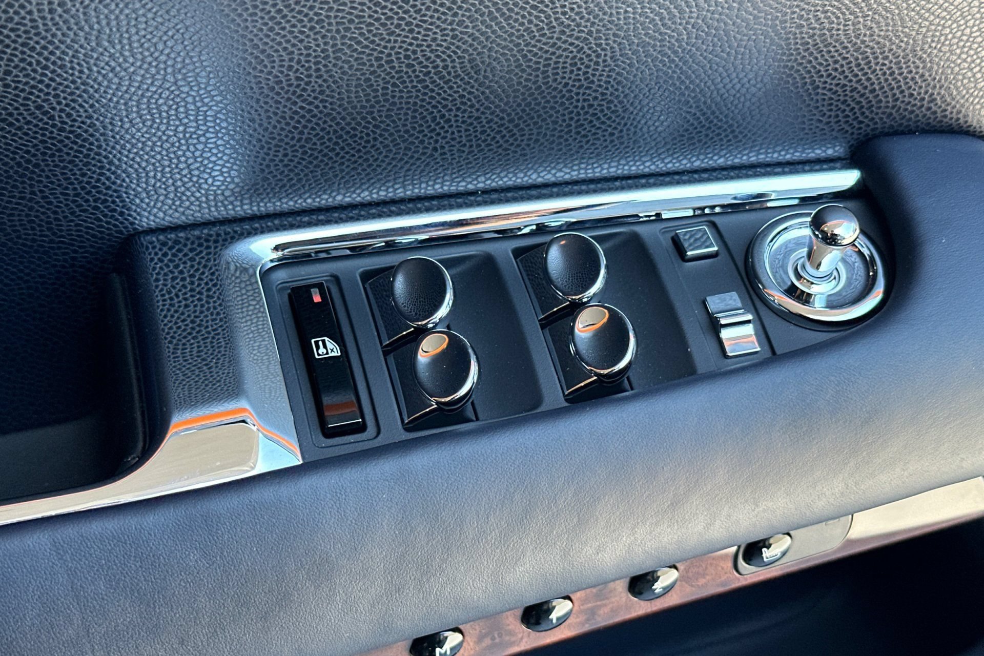 Used 2019 Rolls-Royce Dawn RWD image 14