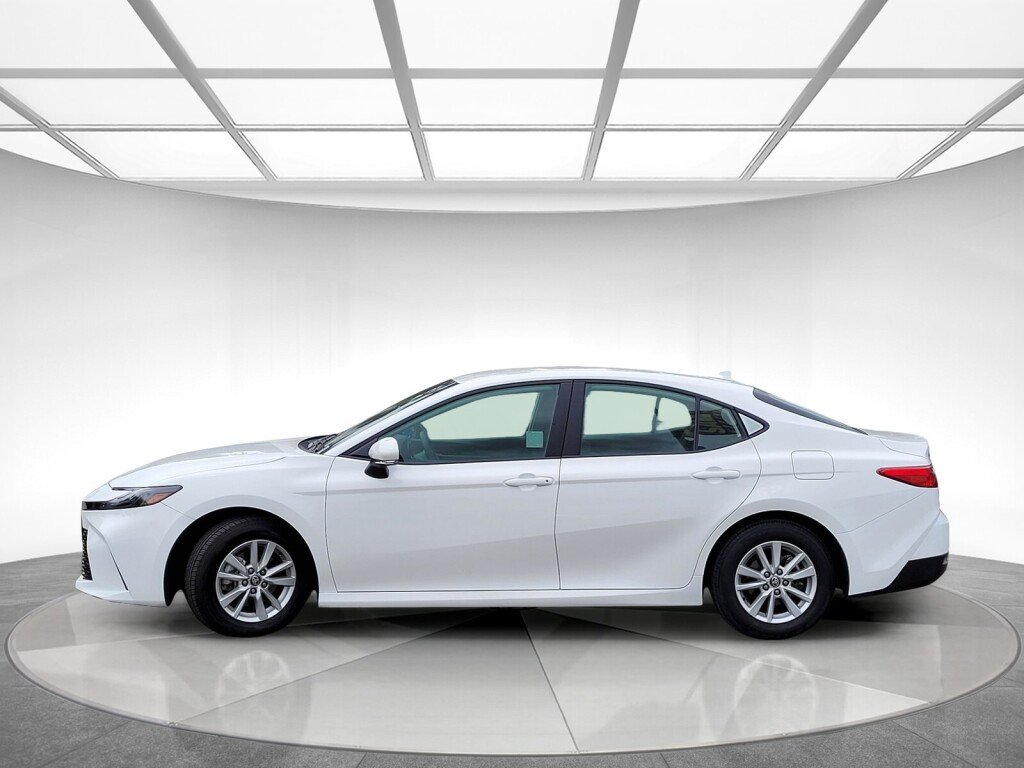 Used 2025 Toyota Camry LE FWD image 6