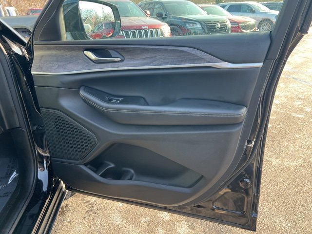 Used 2024 Jeep Grand Cherokee Limited image 13